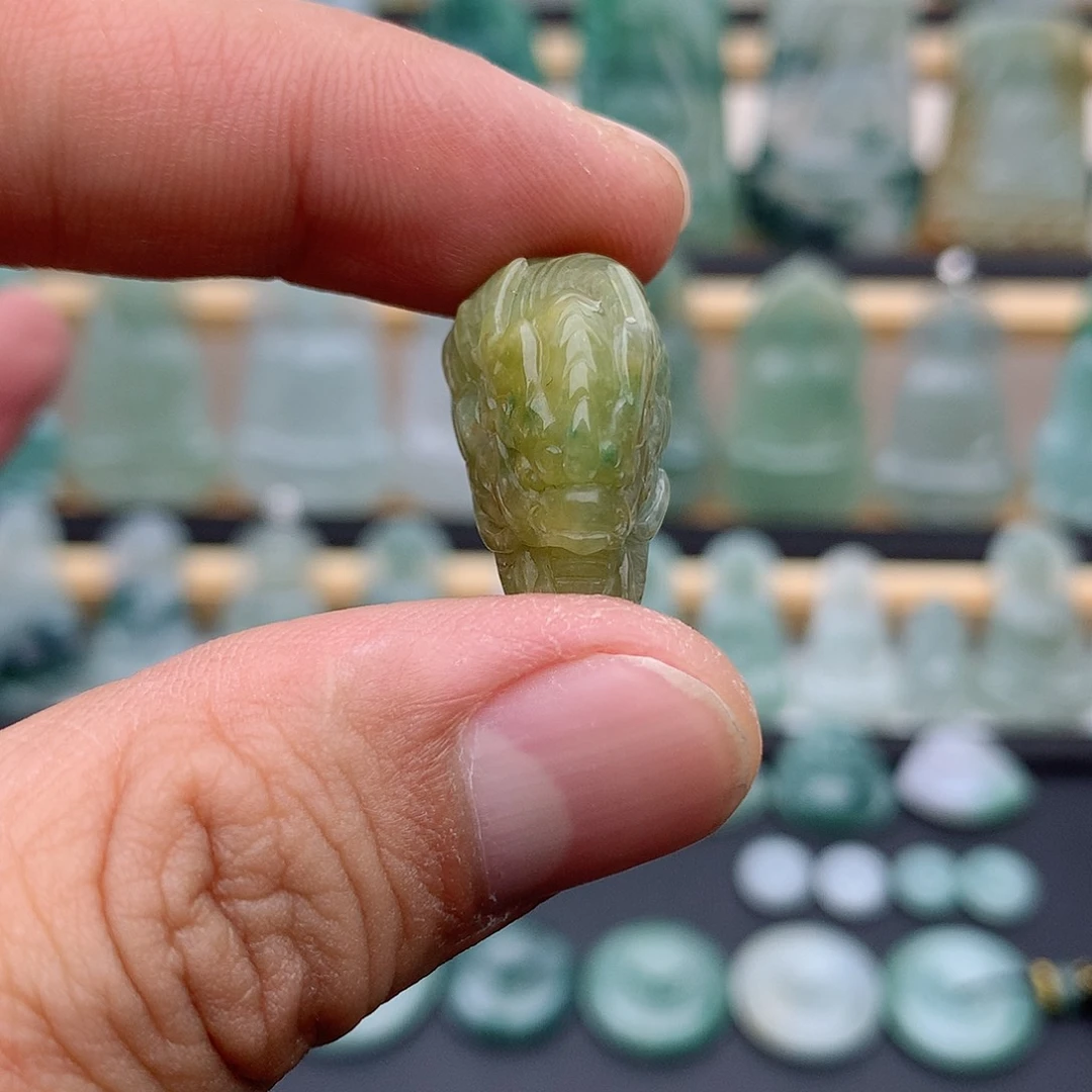 翡翠未镶嵌颈饰龙头