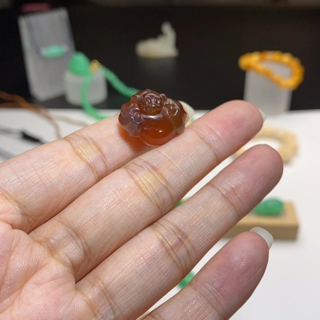 石英质玉（缅黄）未镶嵌珠宝奇石蝙蝠