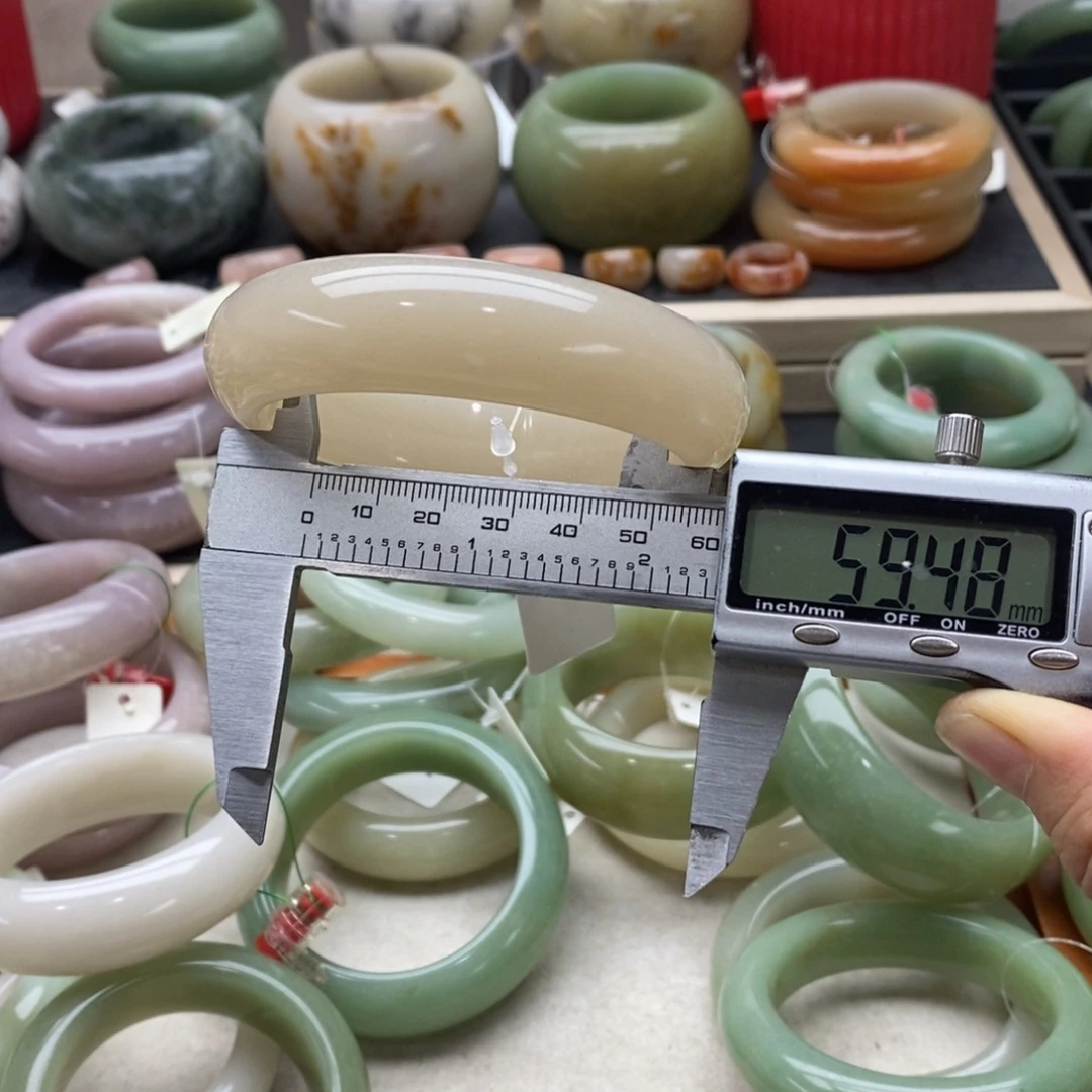 石英岩玉未镶嵌手镯