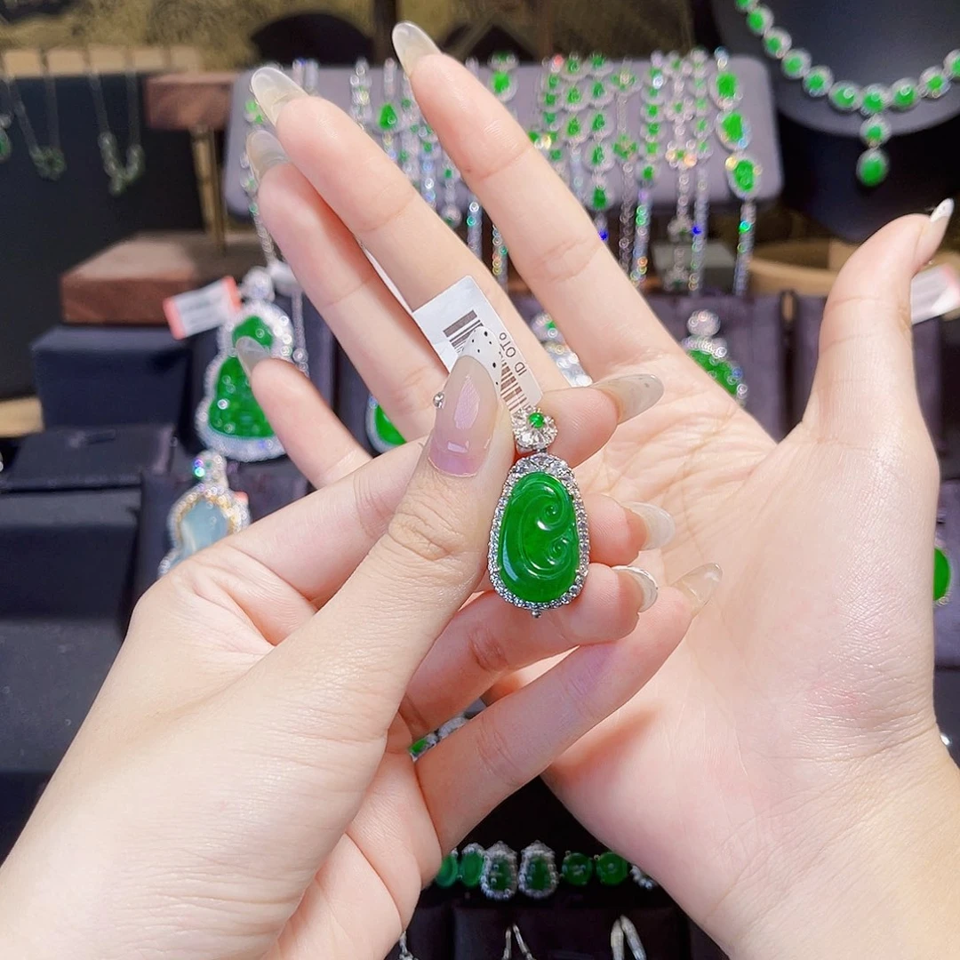 Y***S翡翠银S925镶嵌颈饰如意吊坠