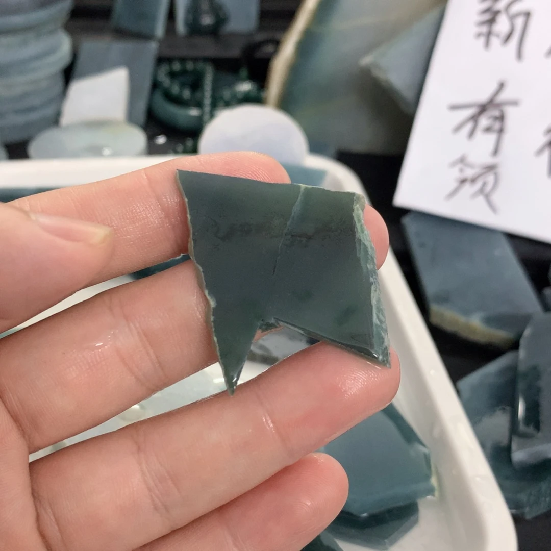 翡翠未镶嵌颈饰蘑***狐翡翠