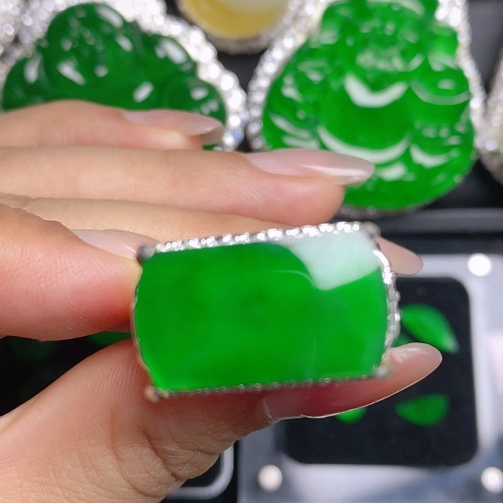 翡翠挂件未镶嵌马鞍