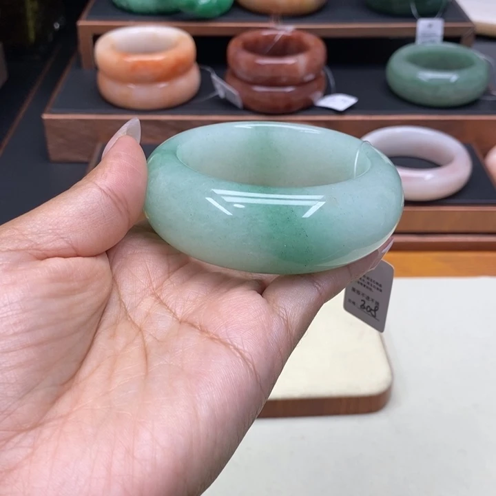 *****未镶嵌手镯石英质玉