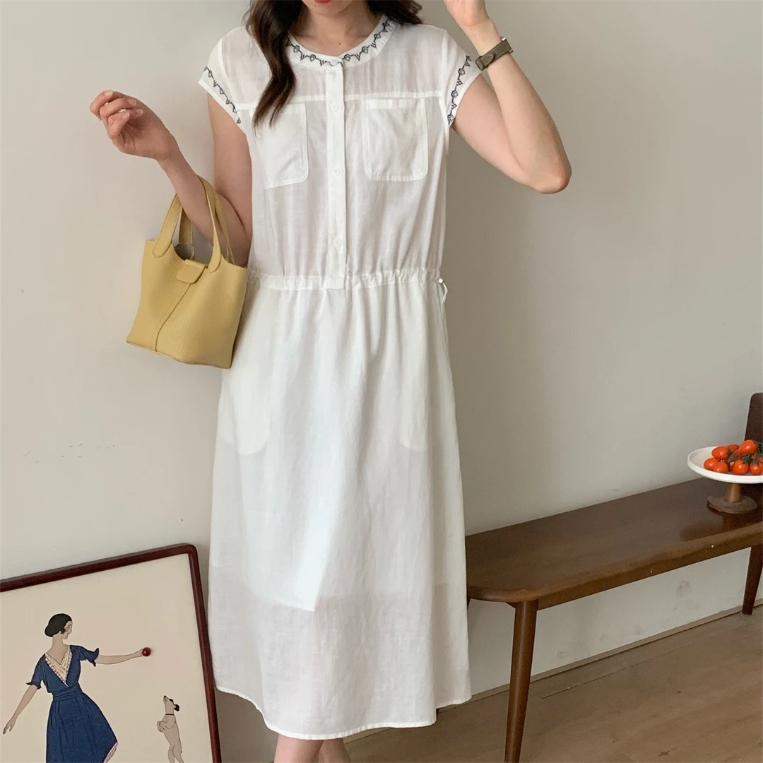 2025新款时尚圆领连衣裙洋气显瘦减龄设计感百搭撞色刺绣中长款T