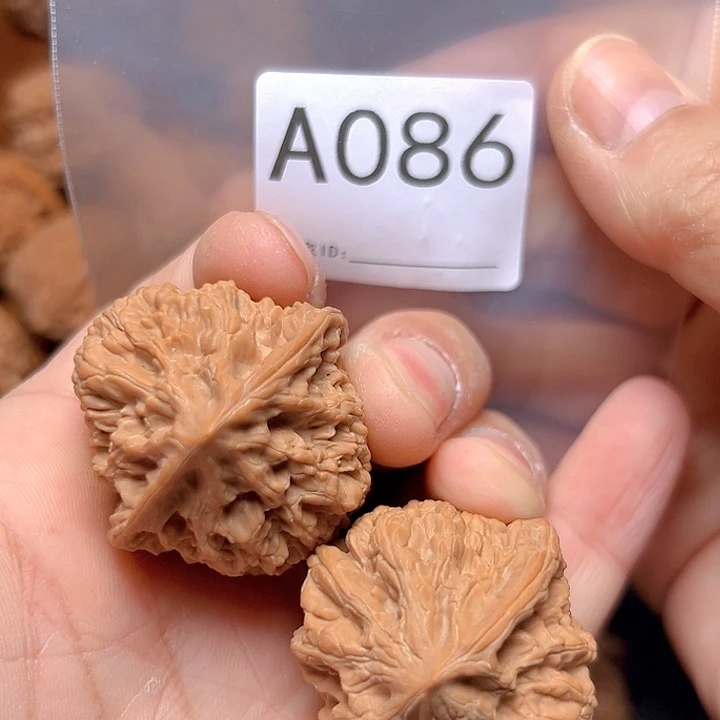 文玩核桃吊坠未**期福利款野牛