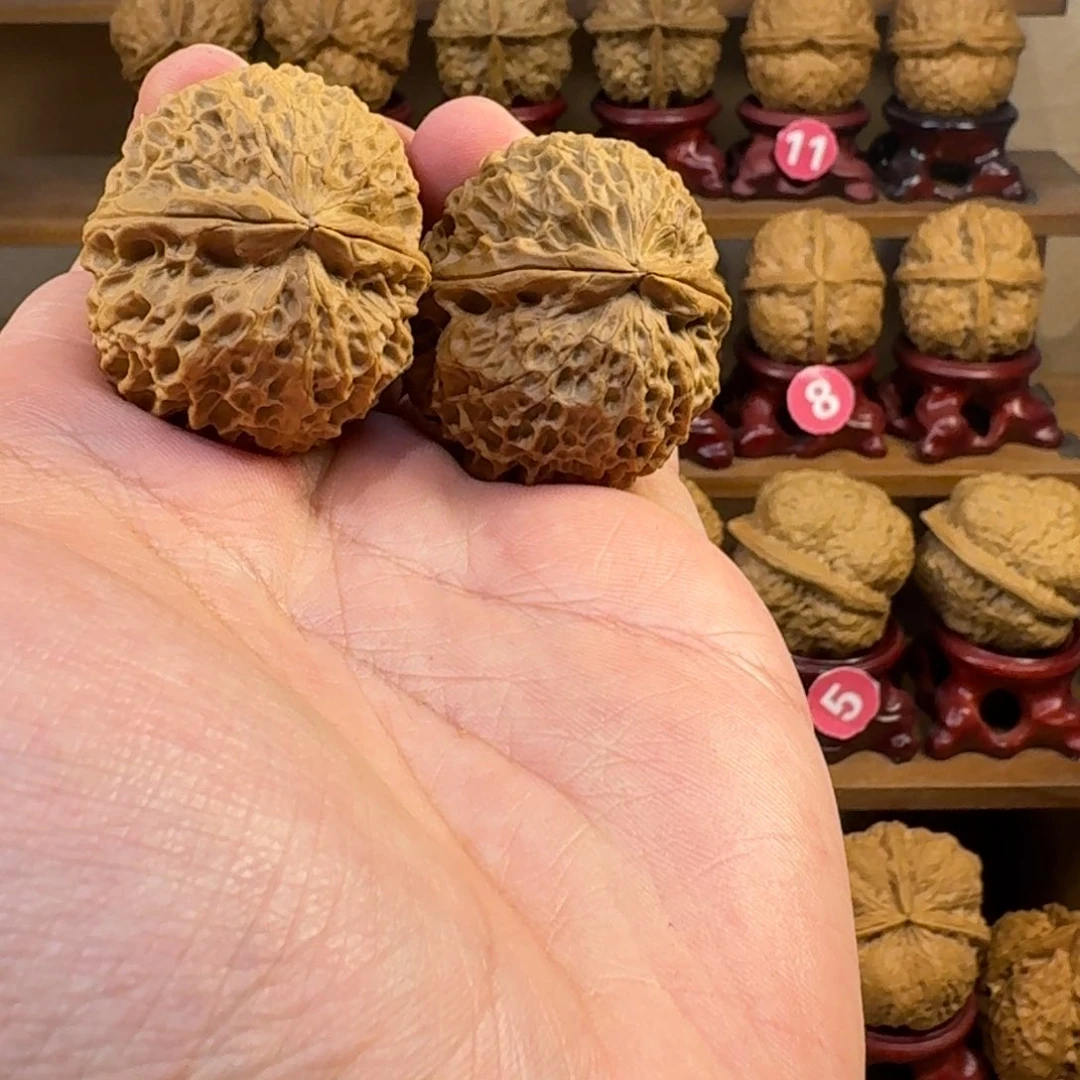 *****铁核桃把件臻龙铁绣球