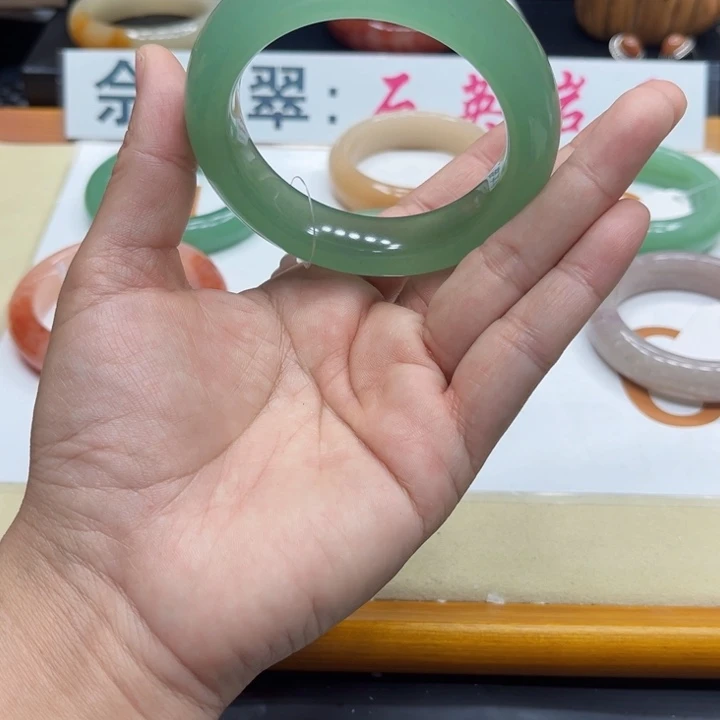 未镶嵌手镯石英质玉自*