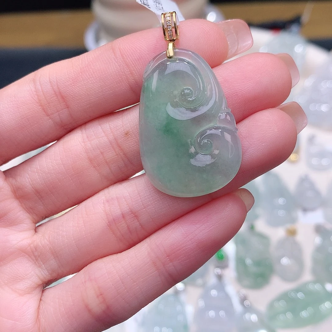 颈饰18K金镶嵌翡翠冰飘绿花如意