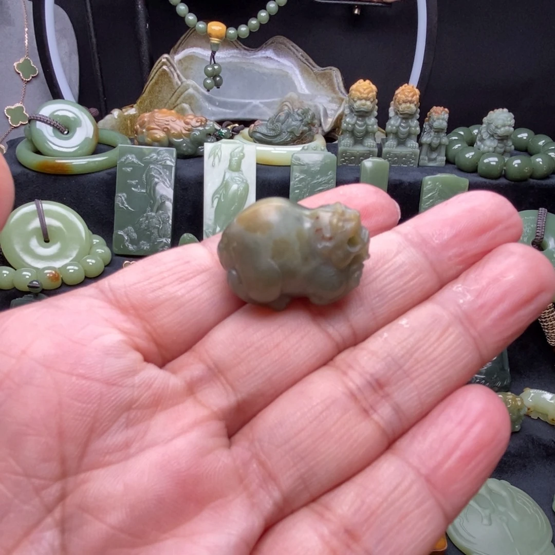 未镶嵌岫岩河磨玉（透闪石质玉）挂件
