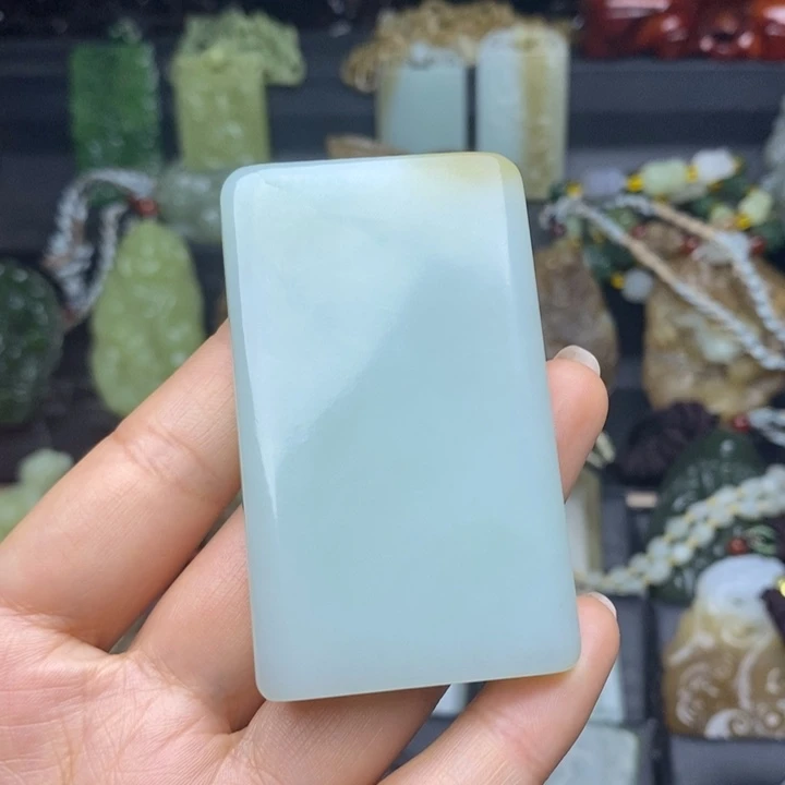 飞***哥颈饰未镶嵌和田玉（糖玉）无事牌