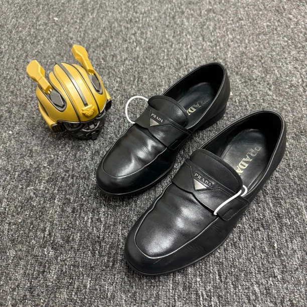 95新 Prada/普拉达 /41码/三角银标乐福鞋/公价4500