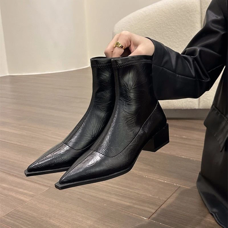 法式尖头欧美短靴女新款秋冬女靴子时装粗跟瘦瘦靴小众设计马丁靴