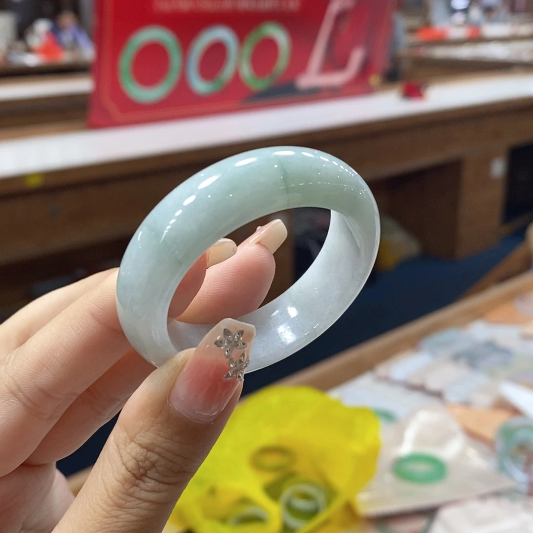 未镶嵌手镯翡翠我****?翡翠