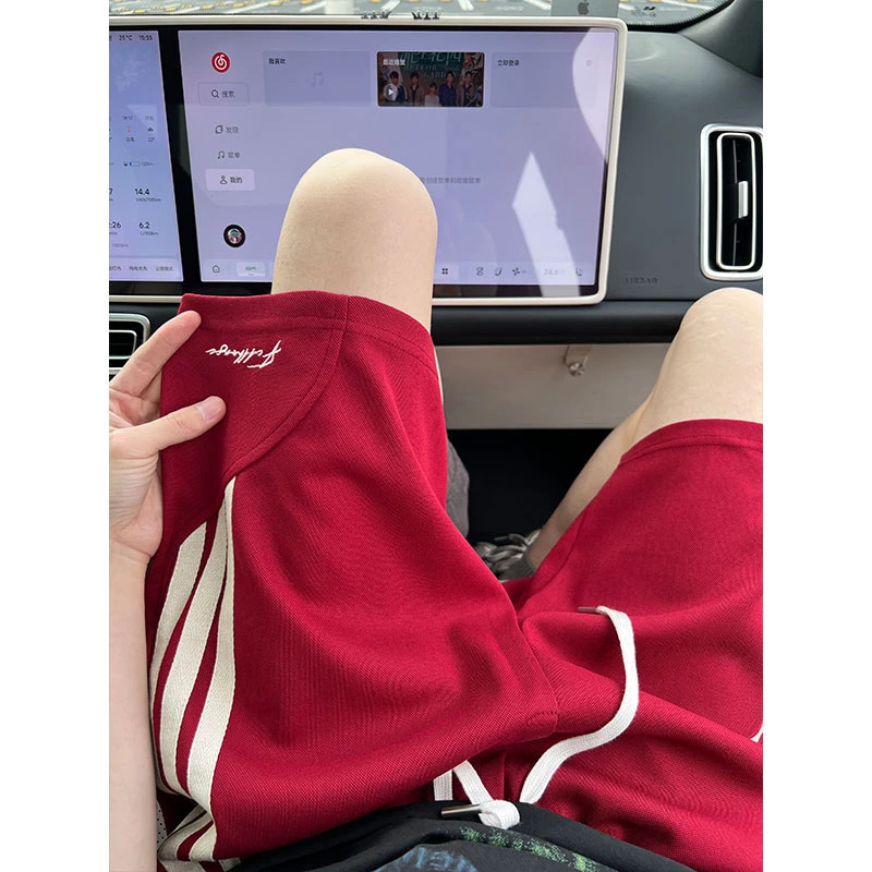 酒红色三条杠条纹运动短裤男夏季外穿薄款休闲裤子美式篮球五分裤