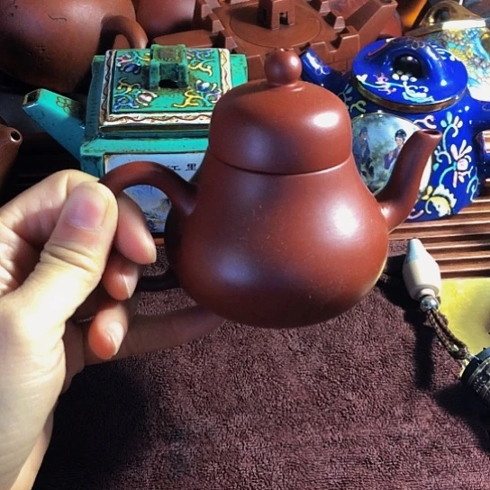 紫砂茶壶原矿泥料手工制作紫砂壶。