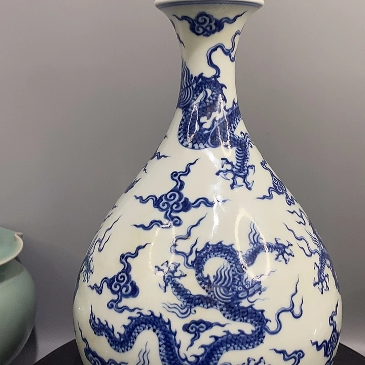 青花玉壶春瓶造型精美