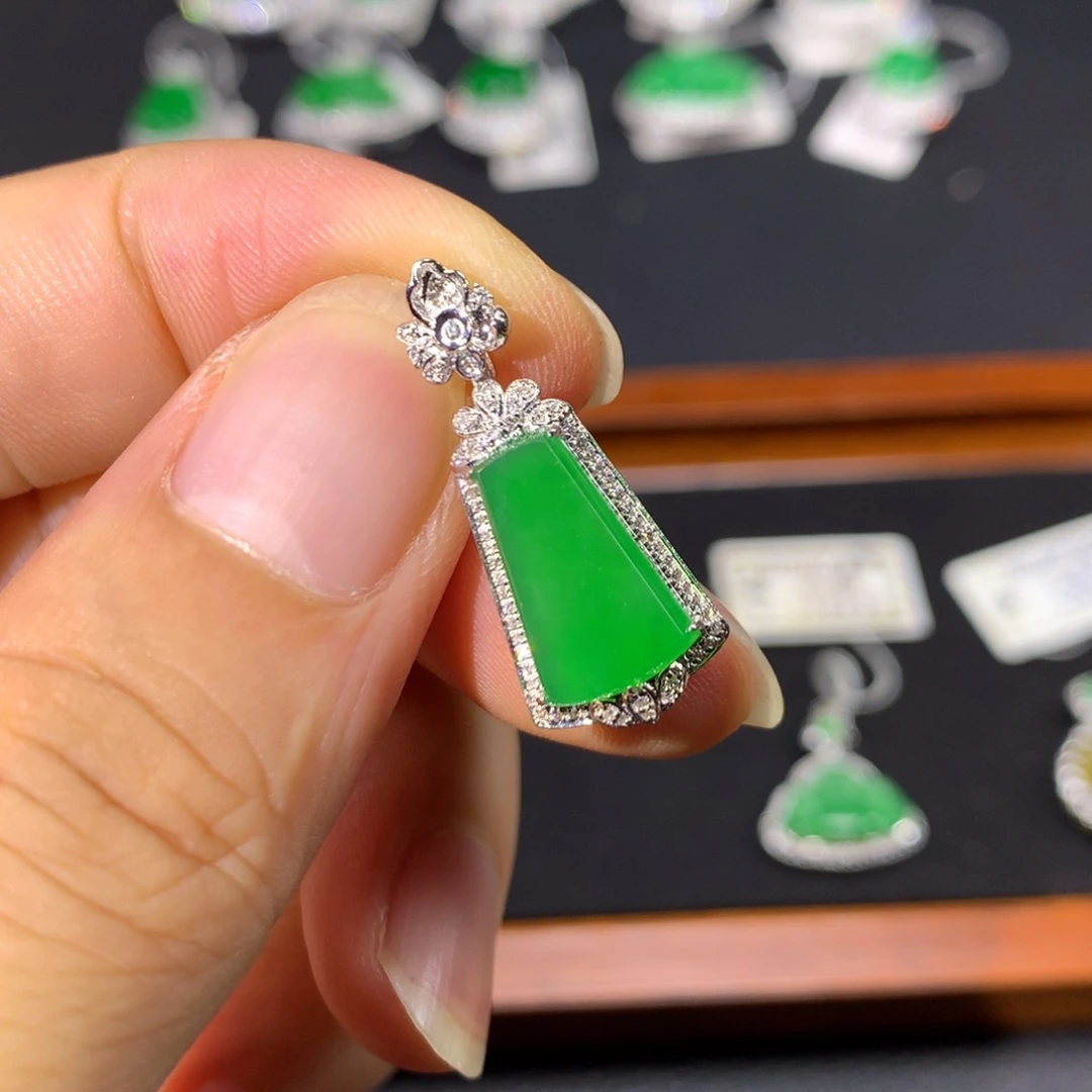 翡翠18K金镶嵌颈饰翡翠