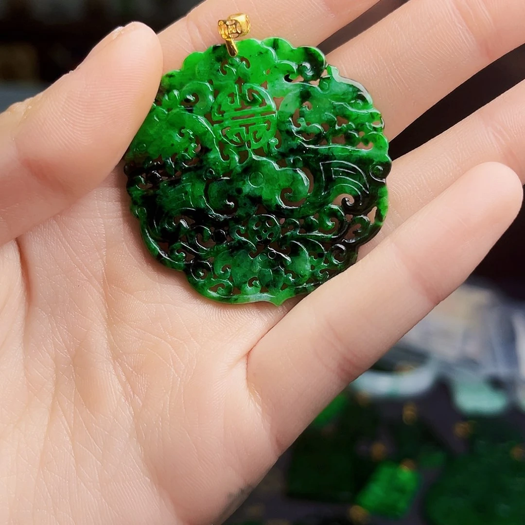 颈饰18K金镶嵌翡翠多样性