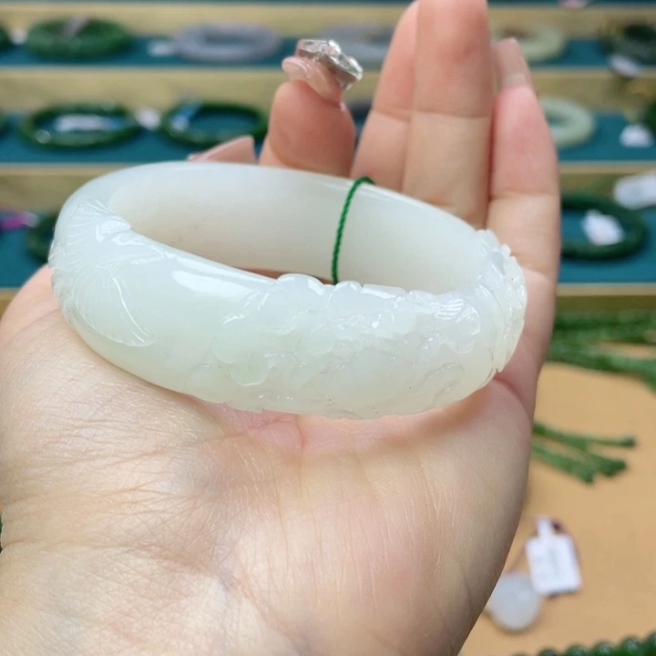 和田玉手镯圈口57+。编号10未镶嵌