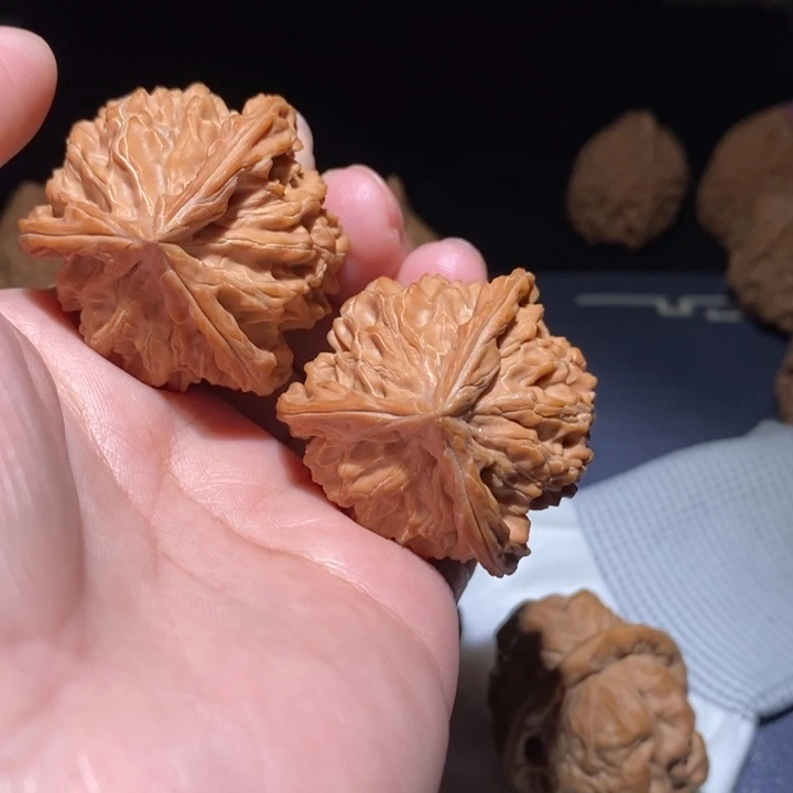琦***敌文玩核桃吊坠三棱