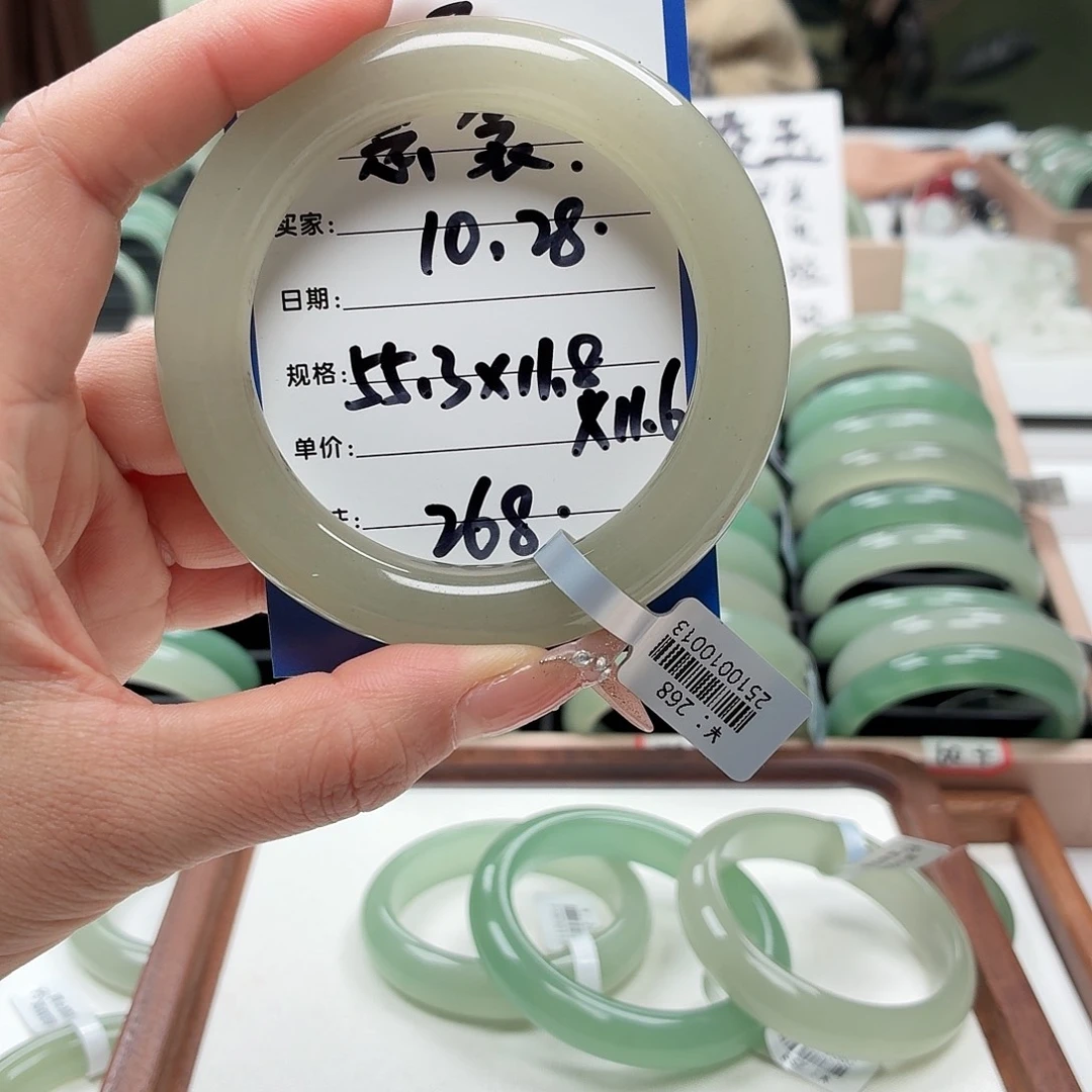 念***衾石英质玉未镶嵌手镯