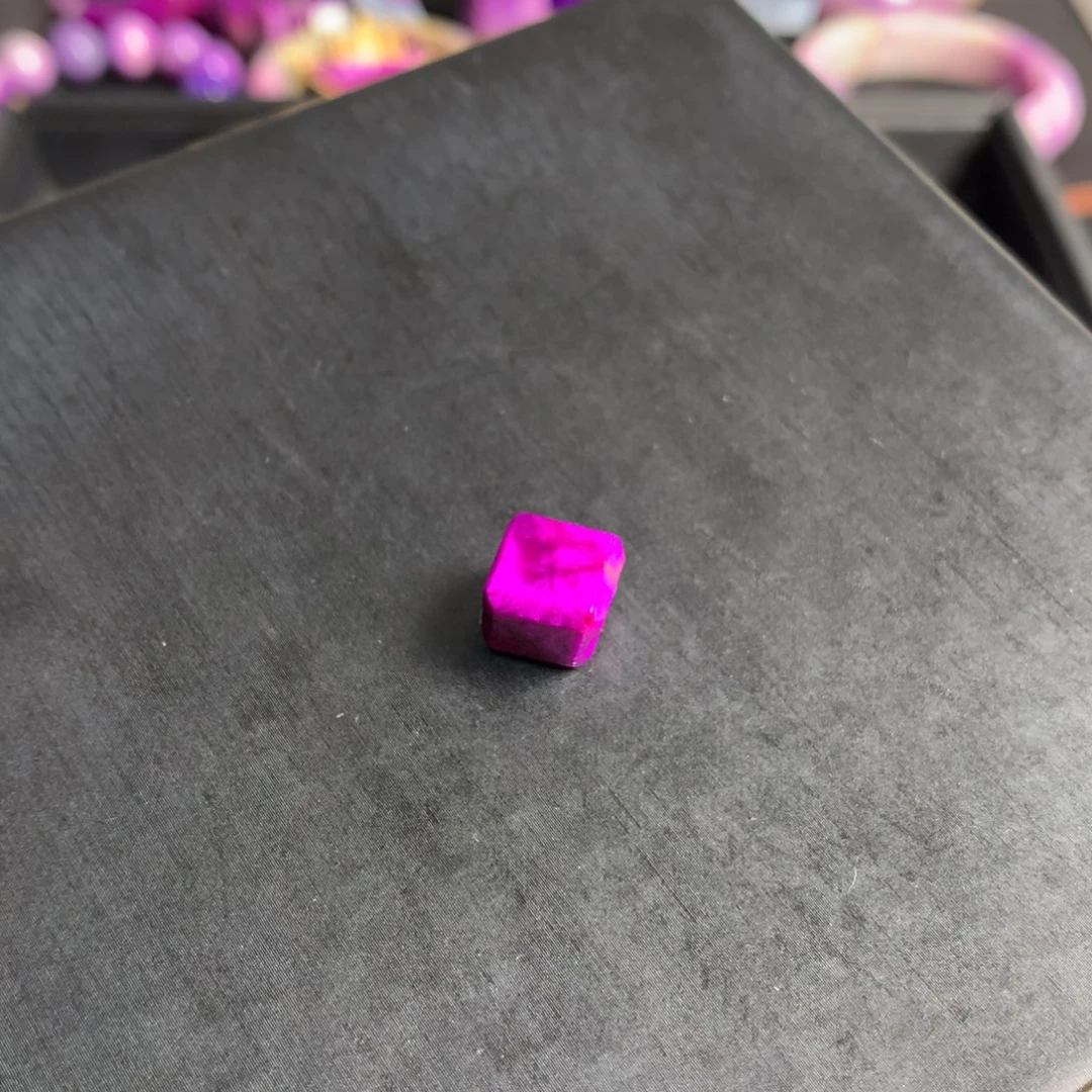 未镶嵌苏纪石（舒俱来）红丝绒方糖单珠