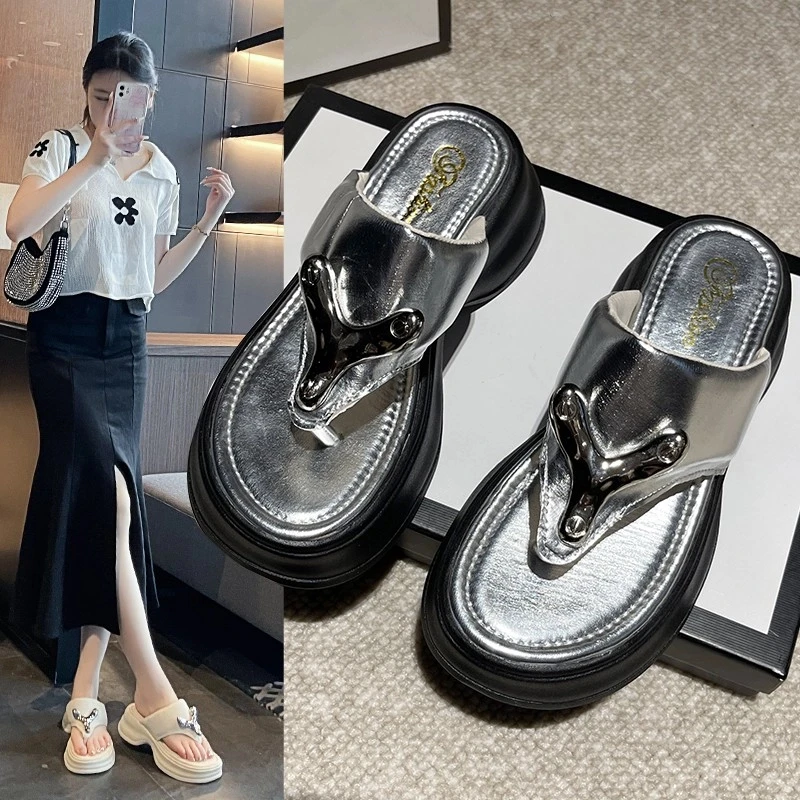 网红银色防滑厚底人字拖鞋女夏季外穿2025新款超火百搭沙滩凉拖鞋