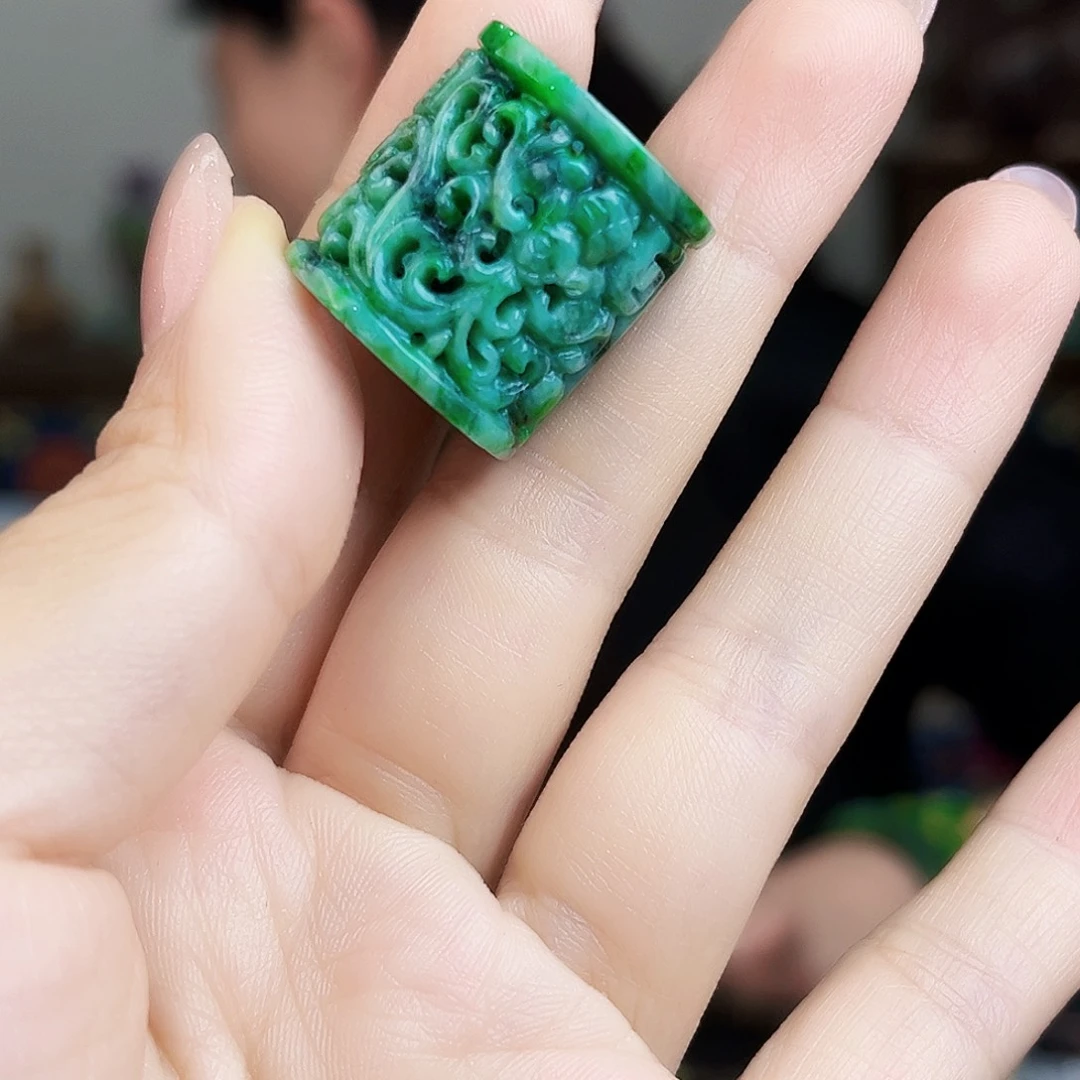 翡翠未镶嵌颈饰多样性