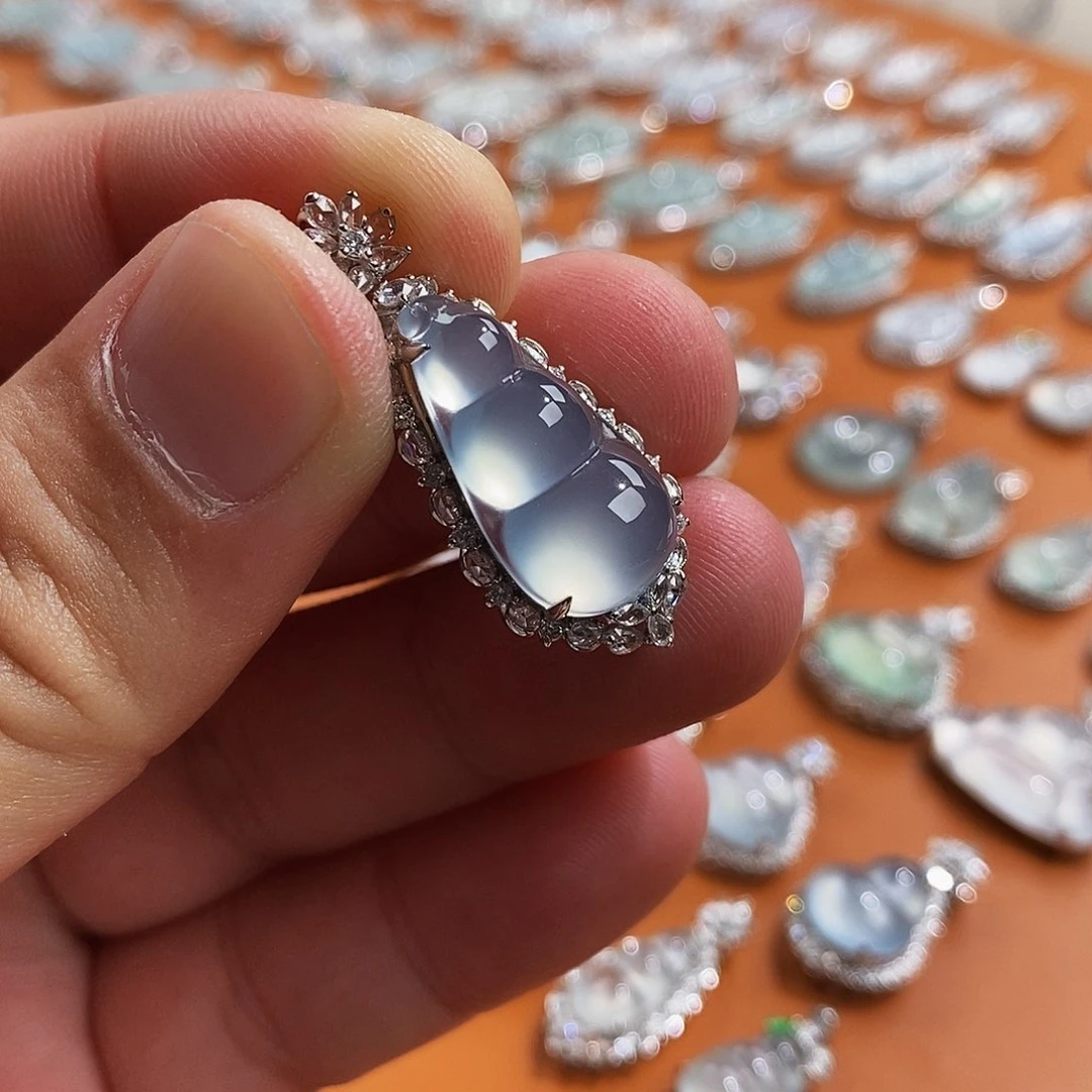 翡翠18K金镶嵌颈饰小*豆子