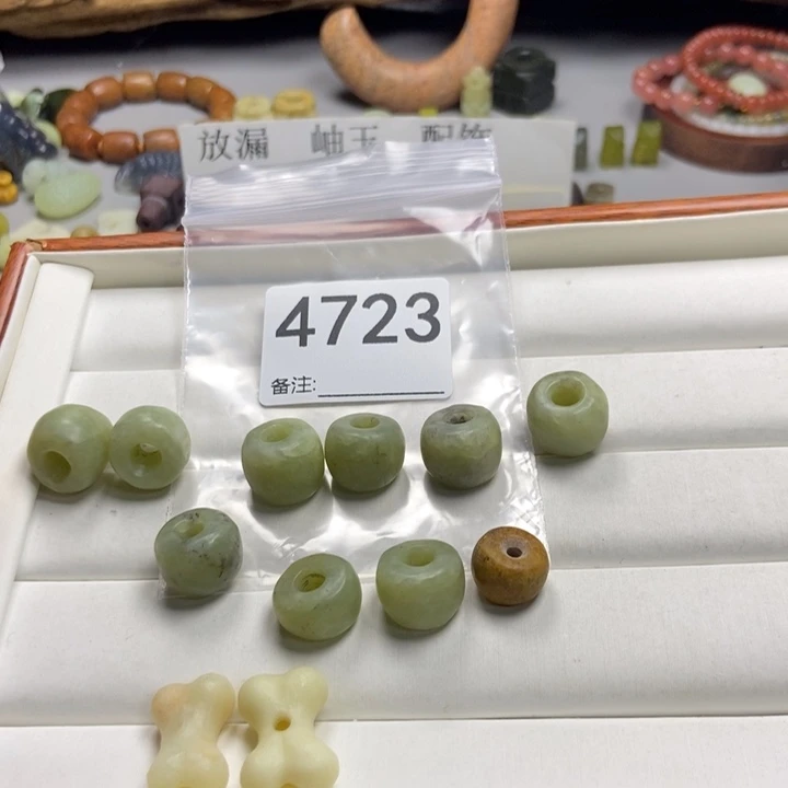 ⁽***⁾未镶嵌蛇纹石玉颈饰