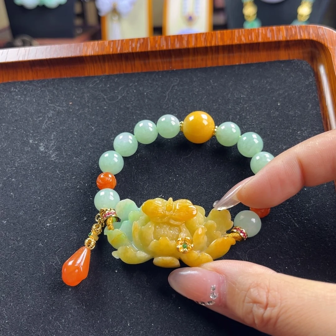 翡翠未镶嵌颈饰莲花
