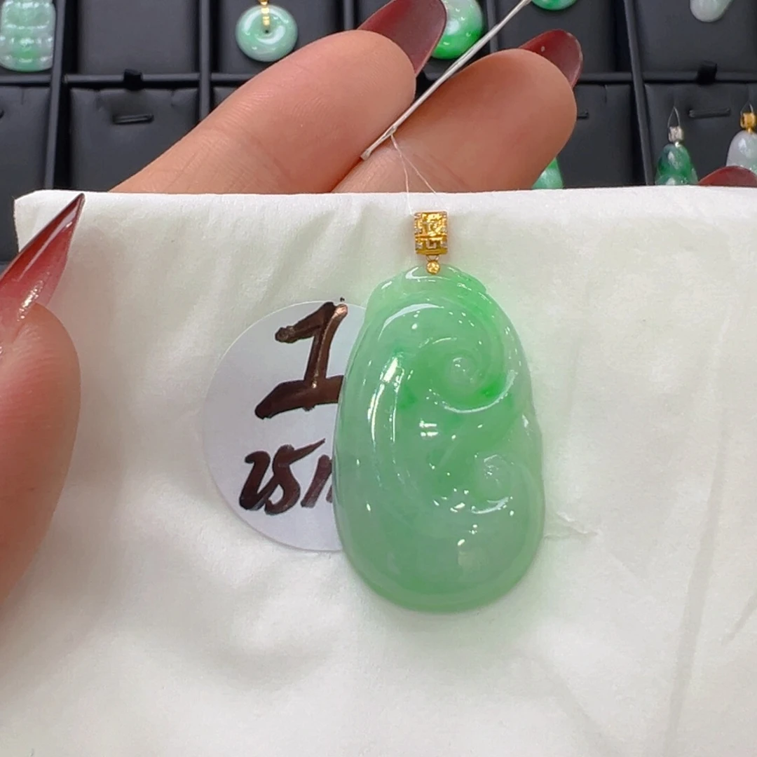 翡翠18K金镶嵌颈饰