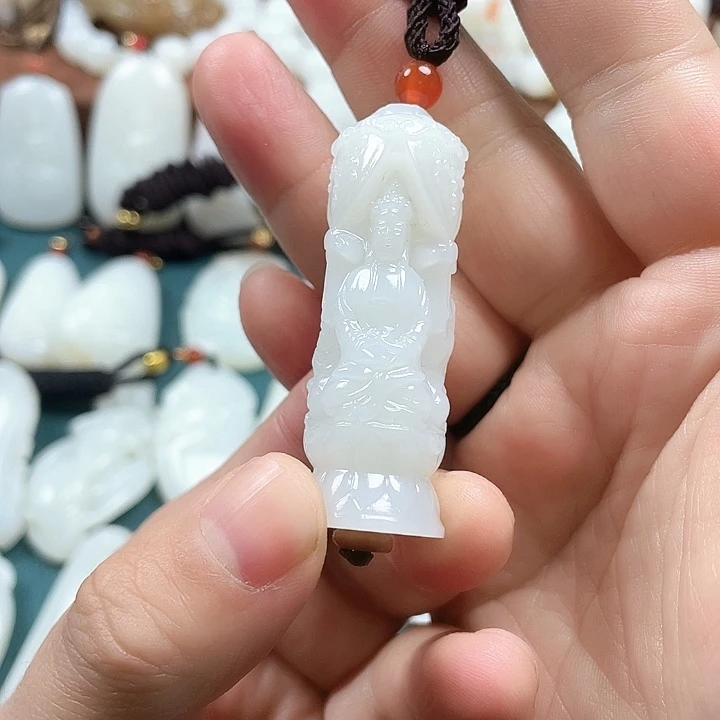 和田玉颈饰未镶嵌月****?