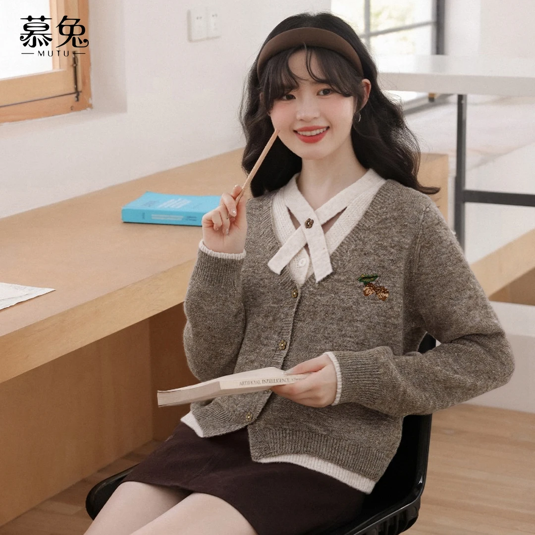 慕兔复古卡其色假两件毛衣女2025冬季新款高级感绣花针织长袖上衣