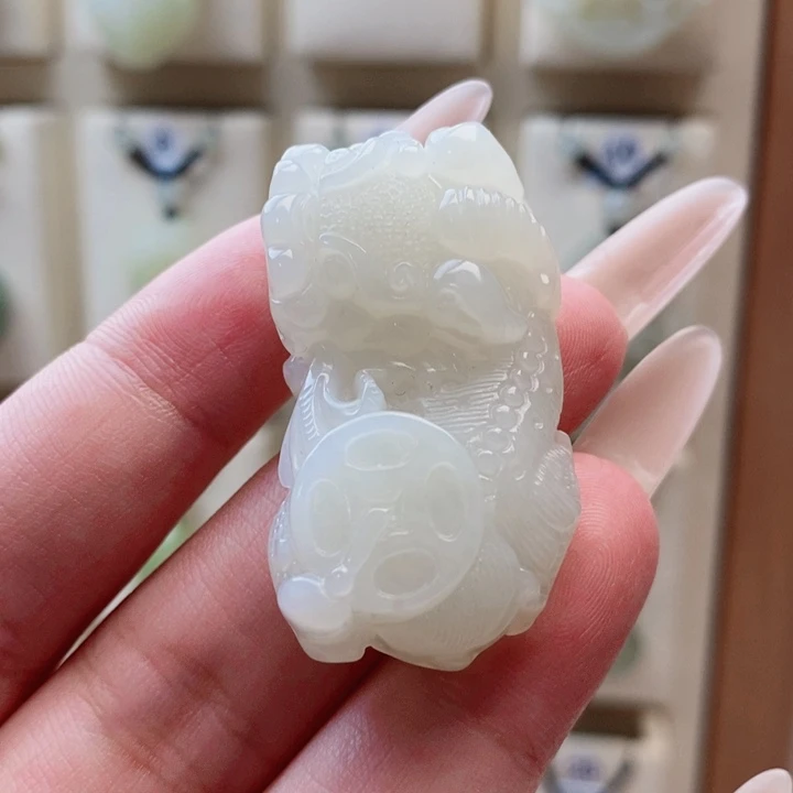 爱***博和田玉未镶嵌颈饰