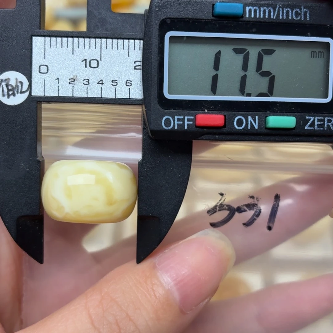 大***斫未镶嵌蜜蜡裸石蜜蜡