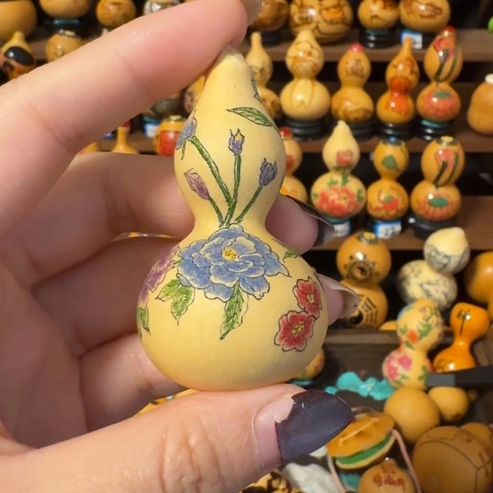 龍****陶瓷葫芦绕指手把件