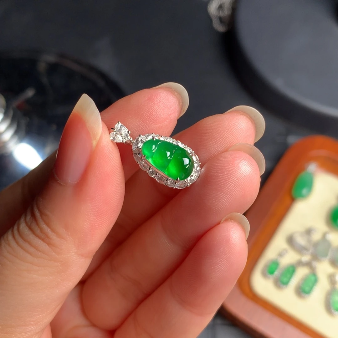 颈饰18K金镶嵌翡翠辣绿豆子