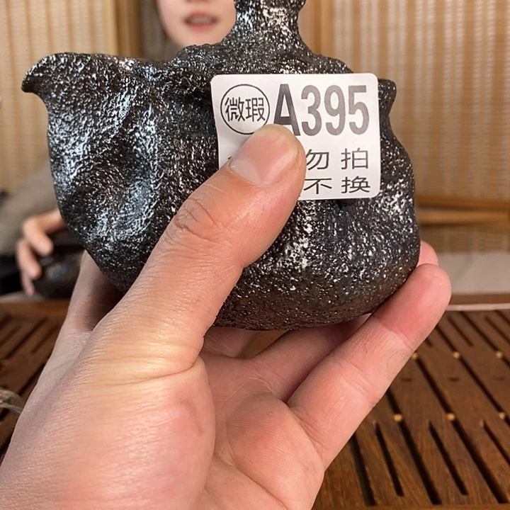 他***咯荥经黑砂馒头窑手抓壶微瑕