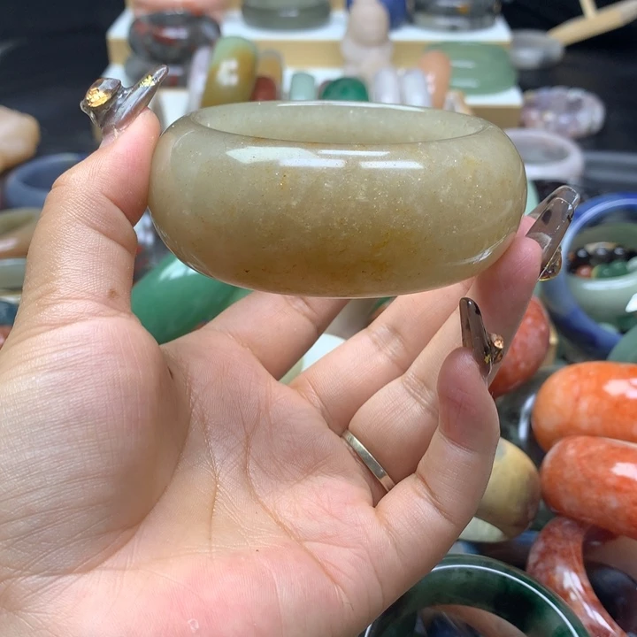 未镶嵌手镯石英质玉君*