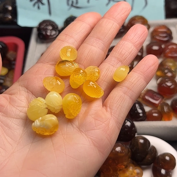 琥珀未镶嵌颈饰蜜蜡