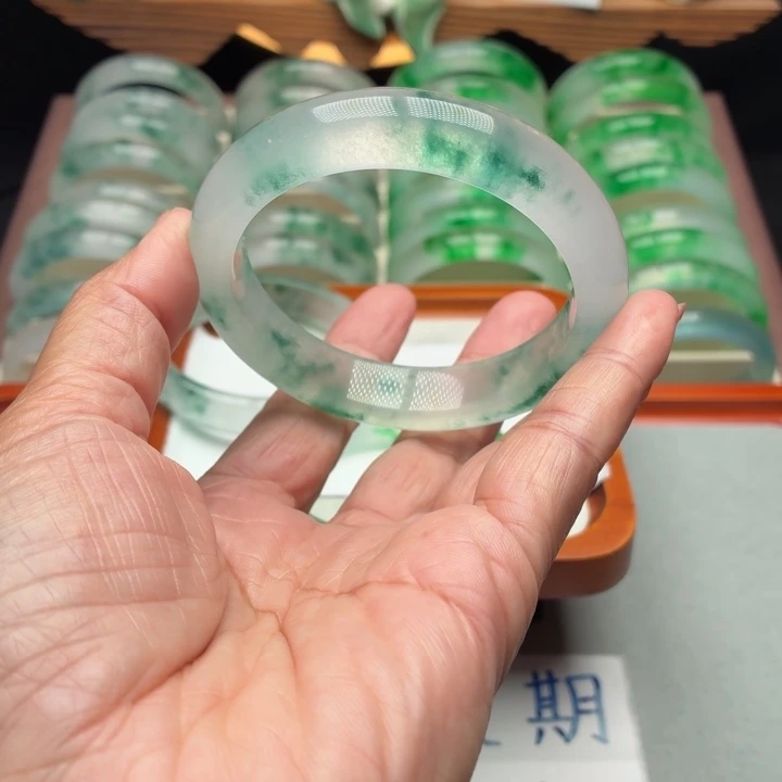 j***g石英质玉未镶嵌手镯