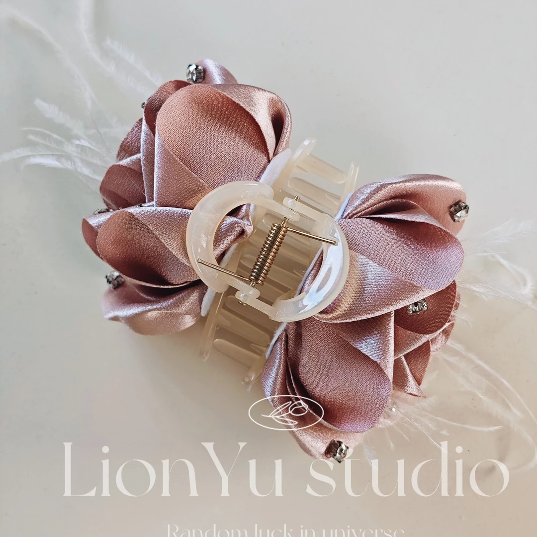 【狮子YU】1-3 -心动多巴胺- 缎面优雅羽毛钻石复古玫瑰侧边抓夹