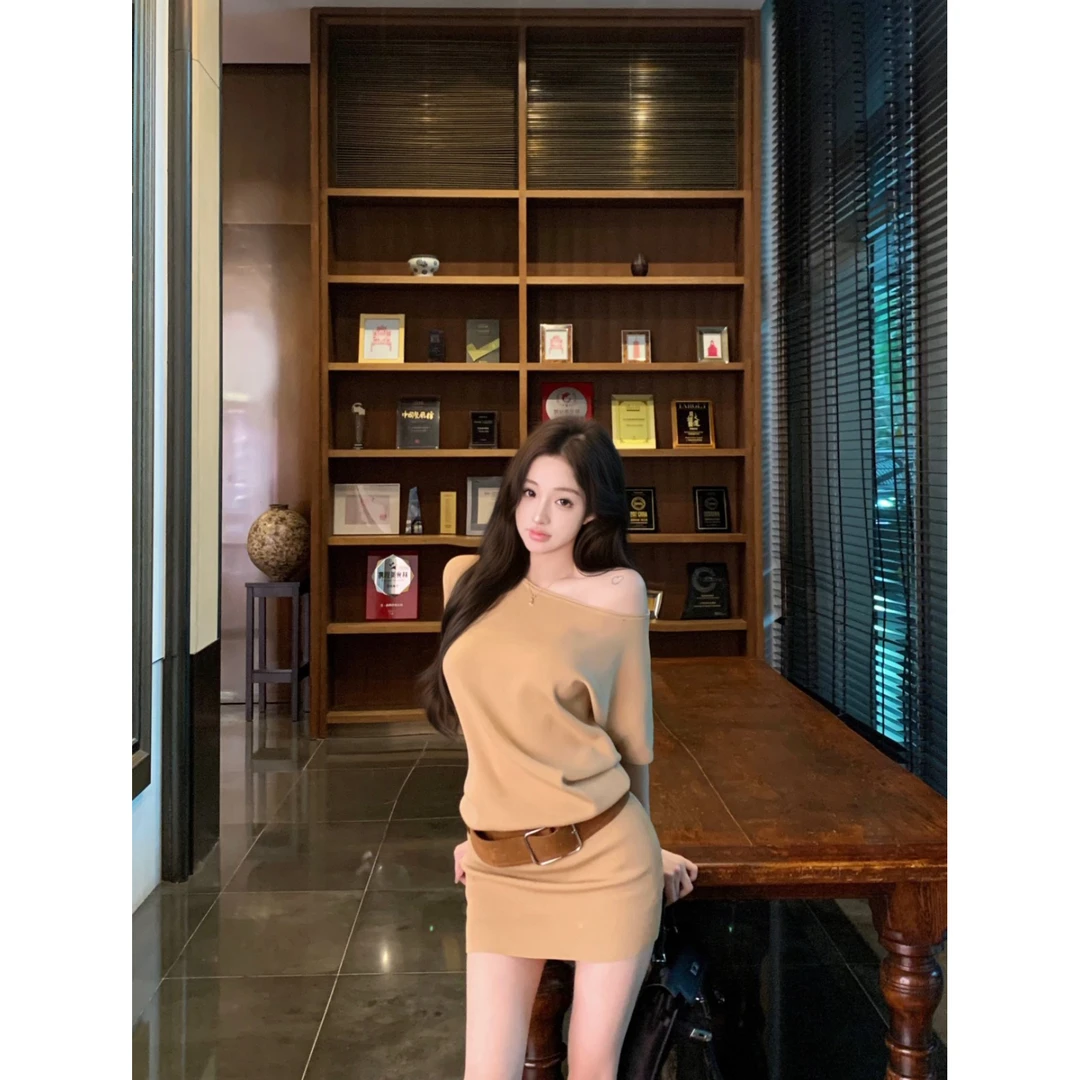 2025夏季黑色斜肩短袖连衣裙女夏修身紧身收腰短裙设计感显瘦包臀