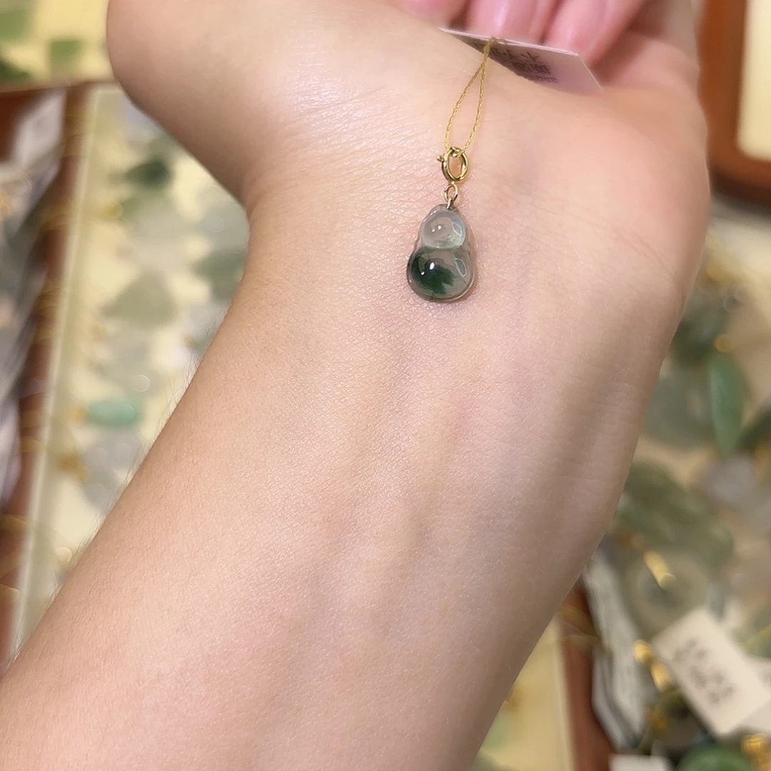 翡翠18K金镶嵌颈饰葫芦