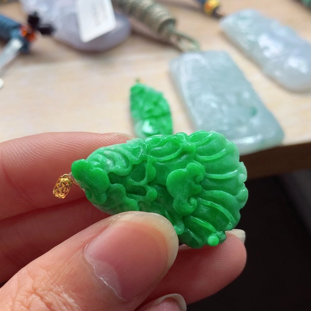 翡翠18K金镶嵌颈饰吊坠