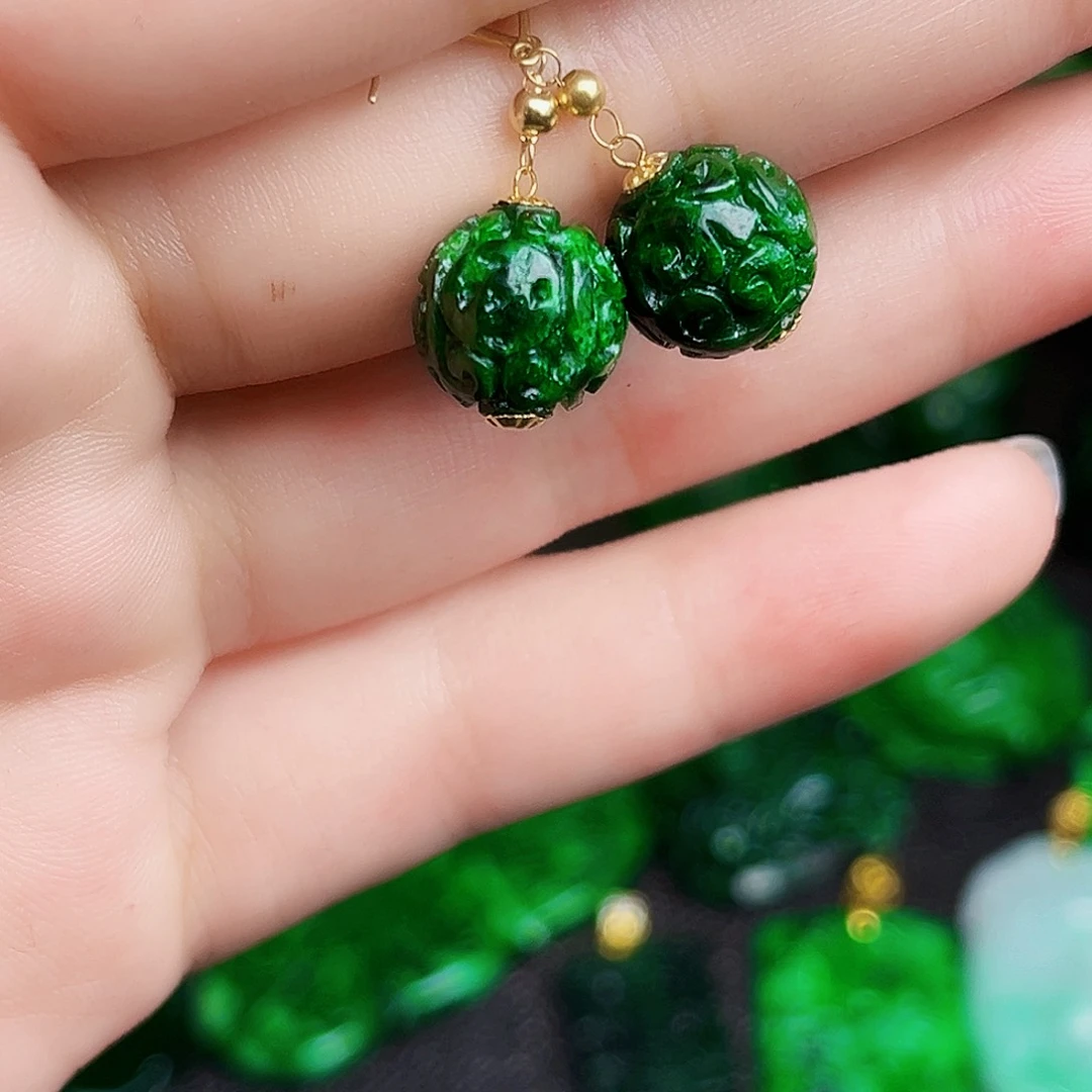 颈饰18K金镶嵌翡翠多样性