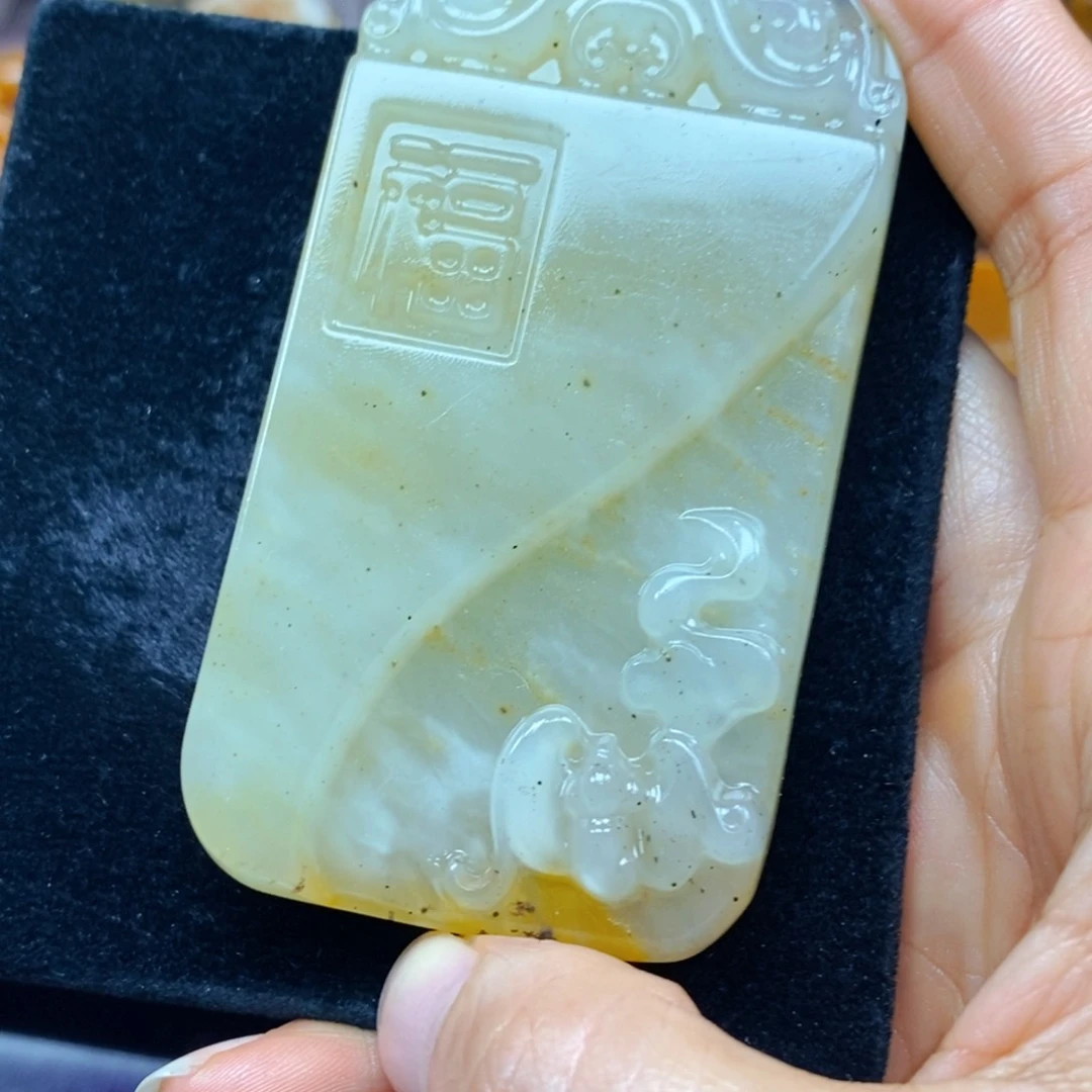 未镶嵌石英质玉（黄龙玉）颈饰