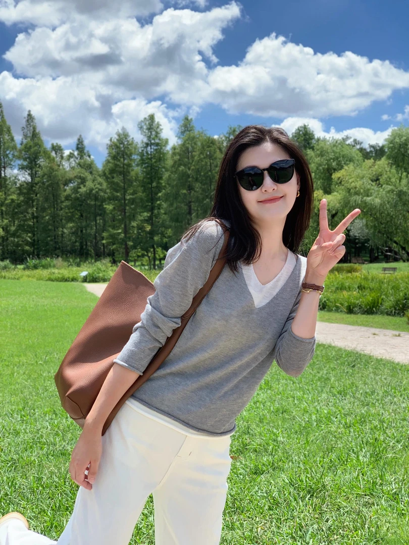 早秋新款假两件V领针织衫女2025韩系气质慵懒风通勤上衣休闲裤子