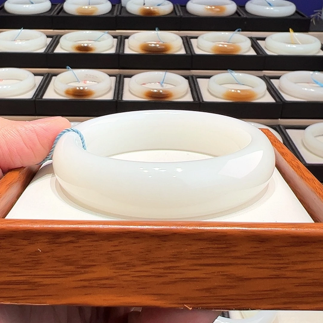 和田玉未镶嵌手镯